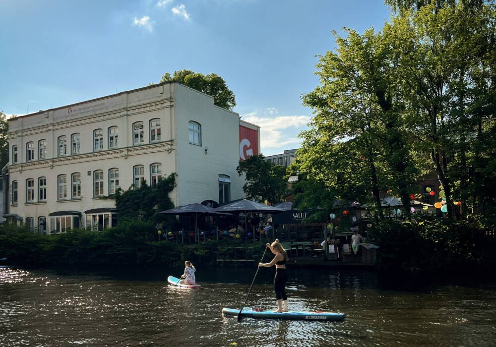 Bäume, Kanus und glitzernder Kanal: Das war der Ausblick von der Sommerterrasse / ©Salut