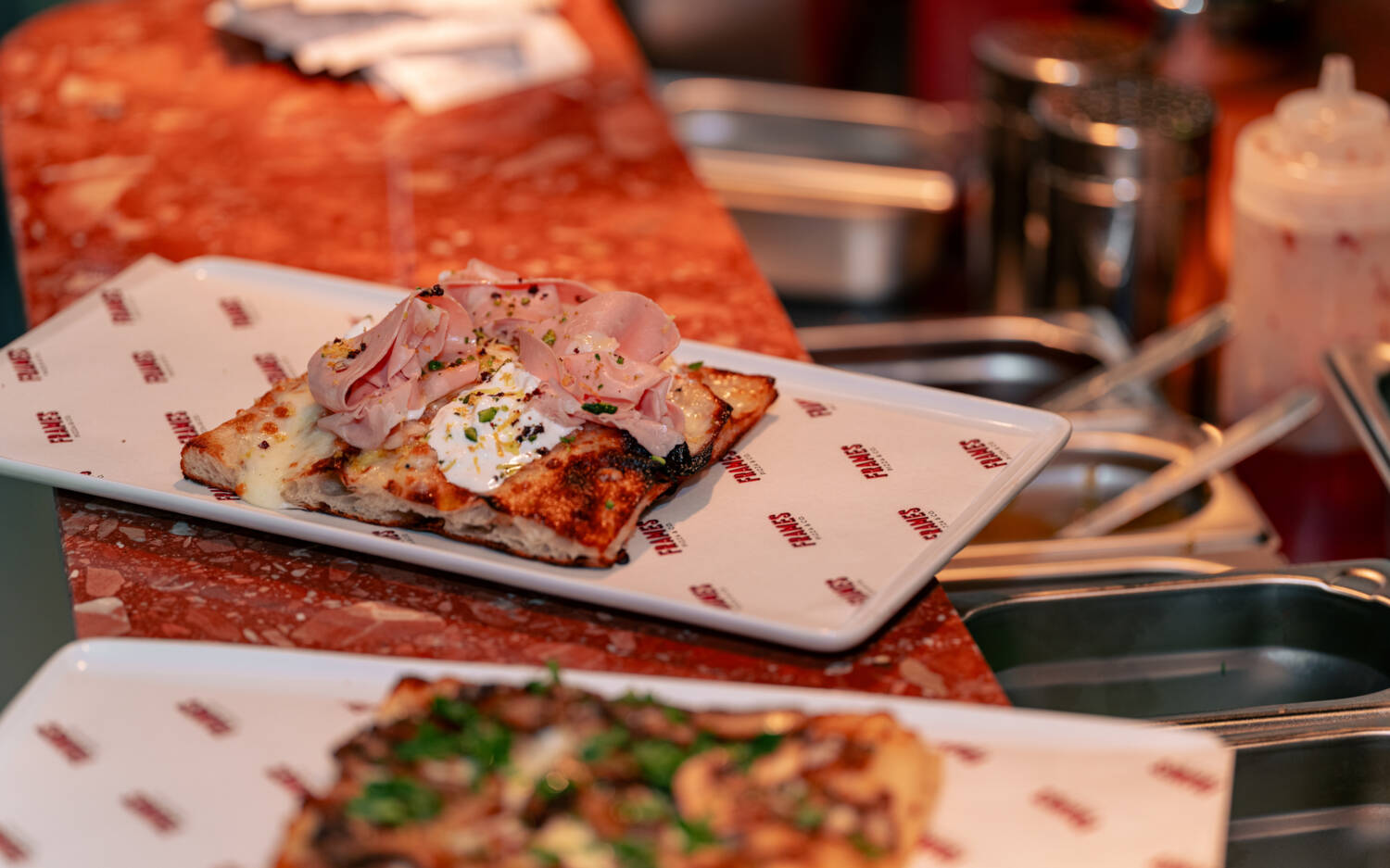 Bei Frames Pizza & Co gibt es leckere, viereckige Pizzen: saftiger Teig, frischer Belag und Käse, der perfekt Fäden zieht – so muss Pizza sein / ©Andreas Behr