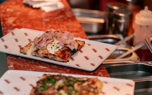 Bei Frames Pizza & Co gibt es leckere, viereckige Pizzen: saftiger Teig, frischer Belag und Käse, der perfekt Fäden zieht – so muss Pizza sein / ©Andreas Behr