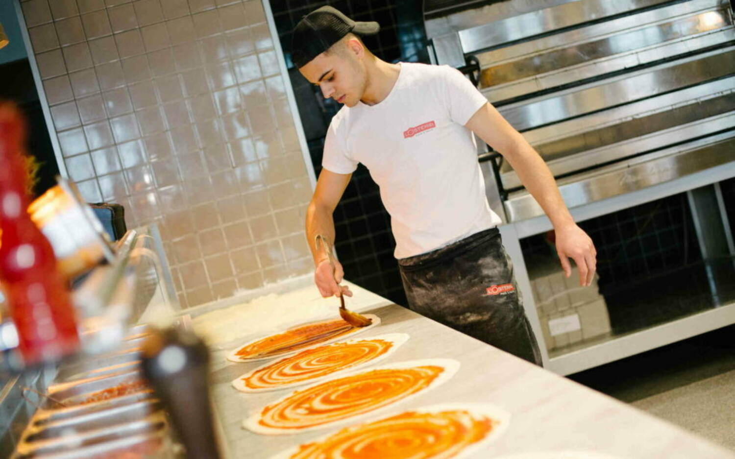 Bei der Franchise-Pizzeria L’Osteria wird die neapolitanische Pizza mit gekonnten Handgriffen frisch zubereitet /©David Strüning