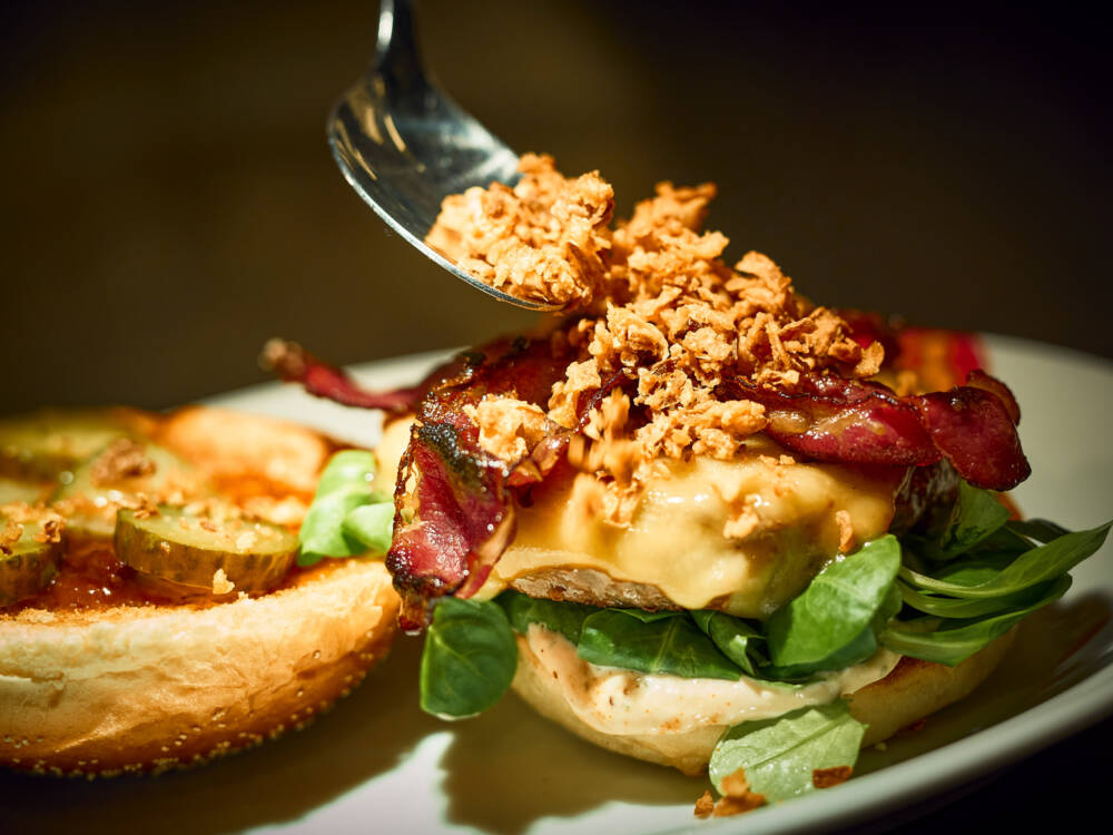 Bei Jim Block werden die Burger mit Liebe belegt / ©Marc Sill