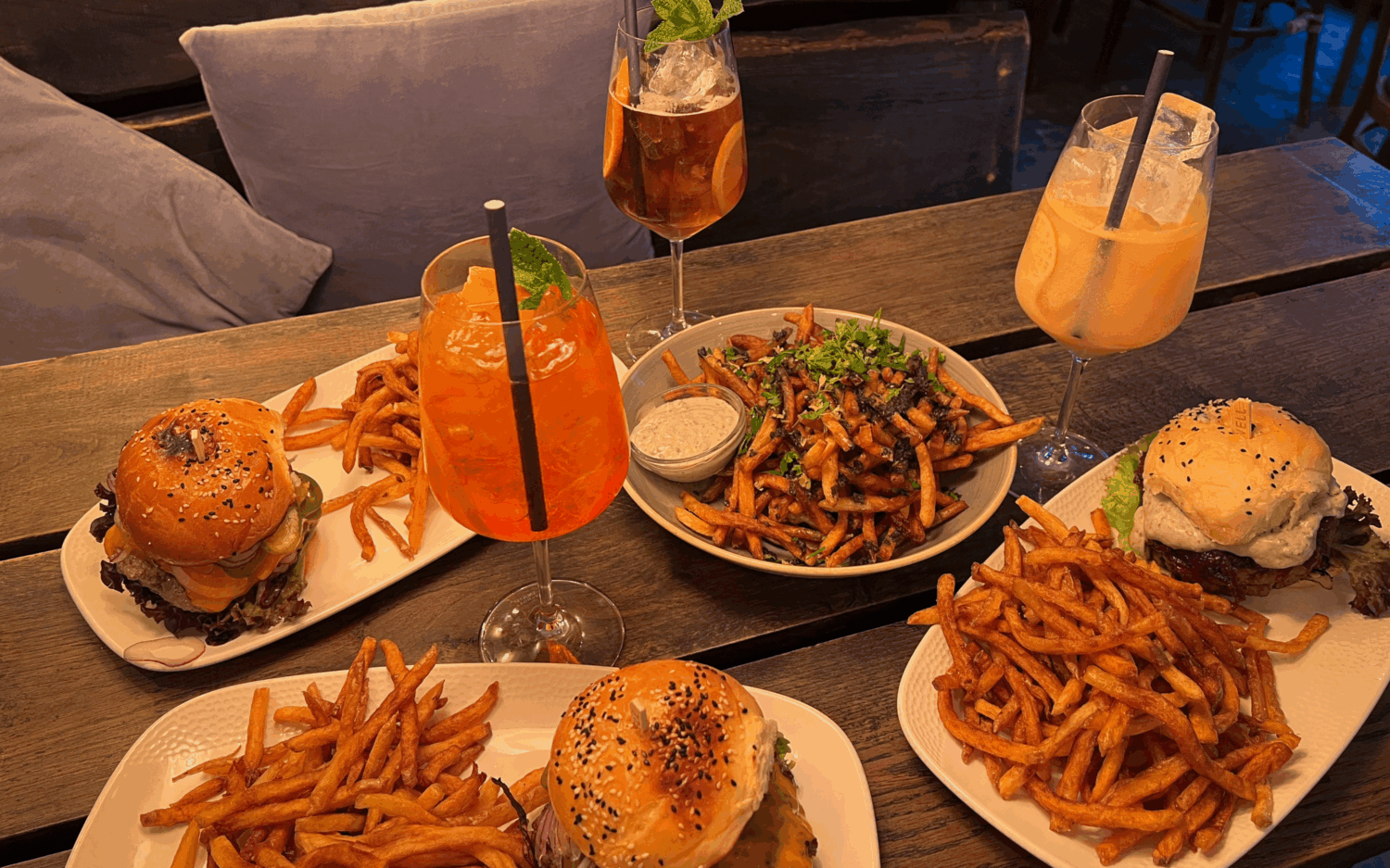 Burger, Entrecôte oder Tatar: Die Speisekarte verbindet Klassiker aus den USA und Frankreich / ©Salut