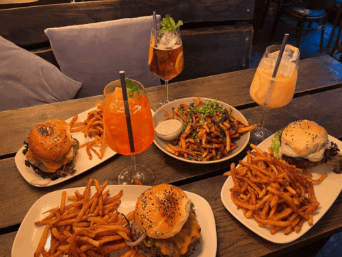 Burger, Entrecôte oder Tatar: Die Speisekarte verbindet Klassiker aus den USA und Frankreich / ©Salut