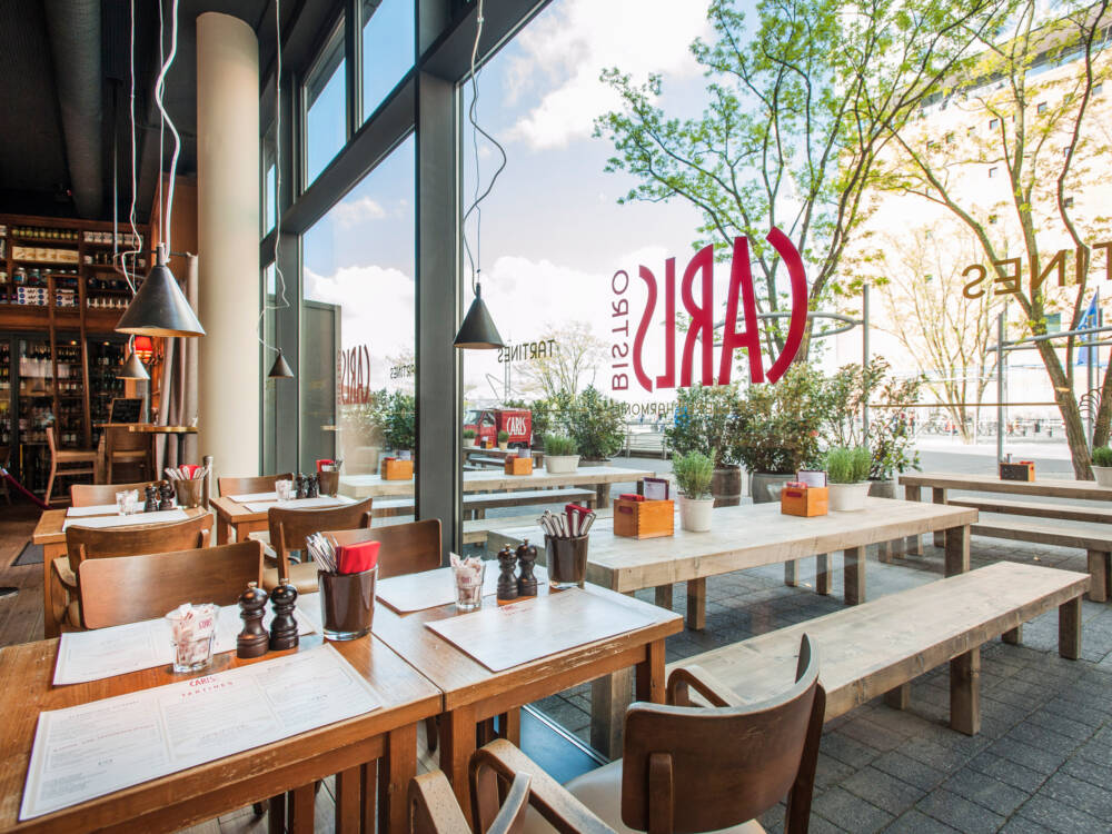 Carls Brasserie – der Blick auf die Terrasse überzeugt genauso wie die leckeren Speisen / ©Carls Brasserie