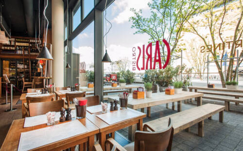 Carls Brasserie – der Blick auf die Terrasse überzeugt genauso wie die leckeren Speisen / ©Carls Brasserie