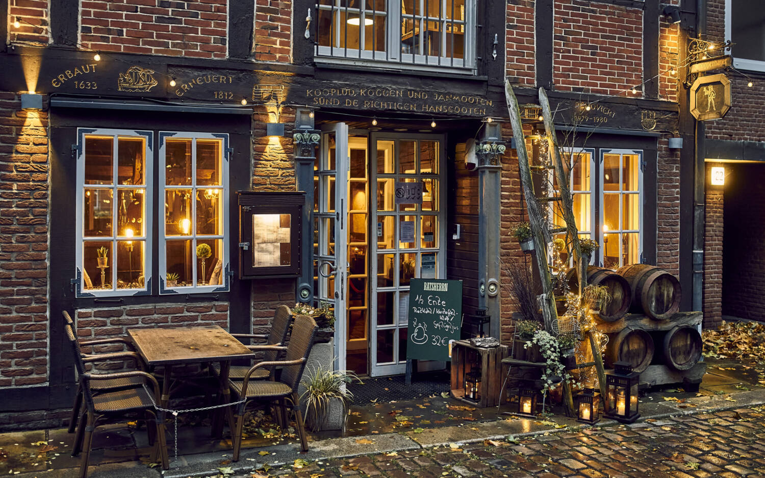 Das Anker & Angus, welches sich in diesem nostalgischen und mit altem Charme versehenen Speicherbau von 1633 befindet, überzeugt nicht nur von außen, sondern bietet auch einen echten Gaumenschmaus / ©Marc Sill