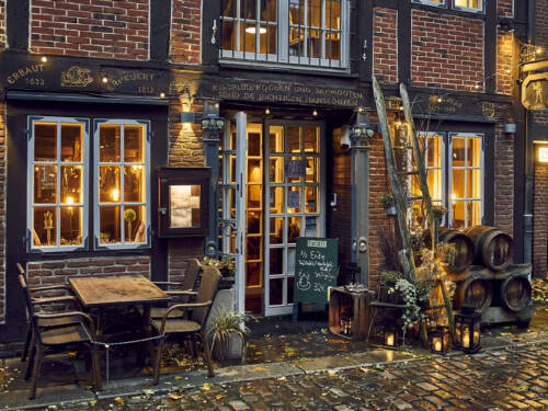 Das Anker & Angus, welches sich in diesem nostalgischen und mit altem Charme versehenen Speicherbau von 1633 befindet, überzeugt nicht nur von außen, sondern bietet auch einen echten Gaumenschmaus / ©Marc Sill