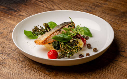 Deliziös! Lachs mit krosser Haut und wildem Brokkoli angebraten und mit feinen Röstaromen versehen. Auch die anderen Top-Beilagen sind nicht nur optisch ein Meisterwerk, sondern geschmacklich ein Volltreffer ins Grüne / ©Bistro64