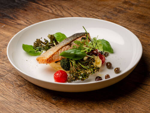 Deliziös! Lachs mit krosser Haut und wildem Brokkoli angebraten und mit feinen Röstaromen versehen. Auch die anderen Top-Beilagen sind nicht nur optisch ein Meisterwerk, sondern geschmacklich ein Volltreffer ins Grüne / ©Bistro64