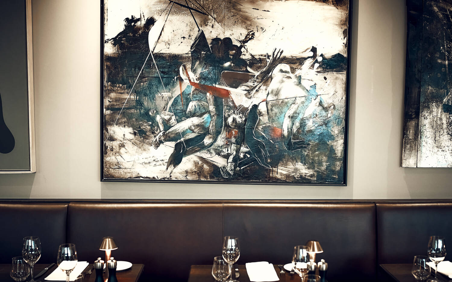 Der Gastraum im Casse-Croûte hat mit Ledermöbeln und markanter Kunst an den Wänden einen besonderen Charme /©Marc Sill