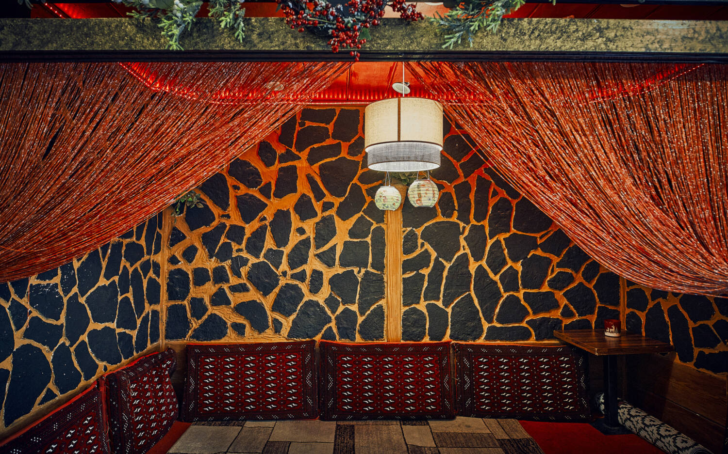 Der Gastraum des Royal Punjab erstreckt sich über zwei Ebenen. Und ist prunkvoll dekoriert und geschmückt / ©Marc Sill