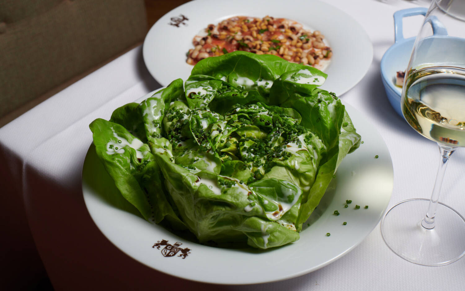 Der Legende nach ist er ein Must-have im Grill Royal: der Kopfsalat mit Kräuter-Vinaigrette / ©Robin Kranz & Volker Hobl