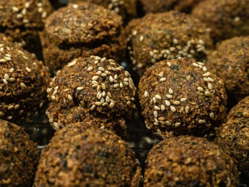 Die Falafel auf Blumenkohlbasis sind im Peacetanbul in Winterhude genauso, wie es sich gehört: außen knackig, innen fluffig / ©Peacetanbul