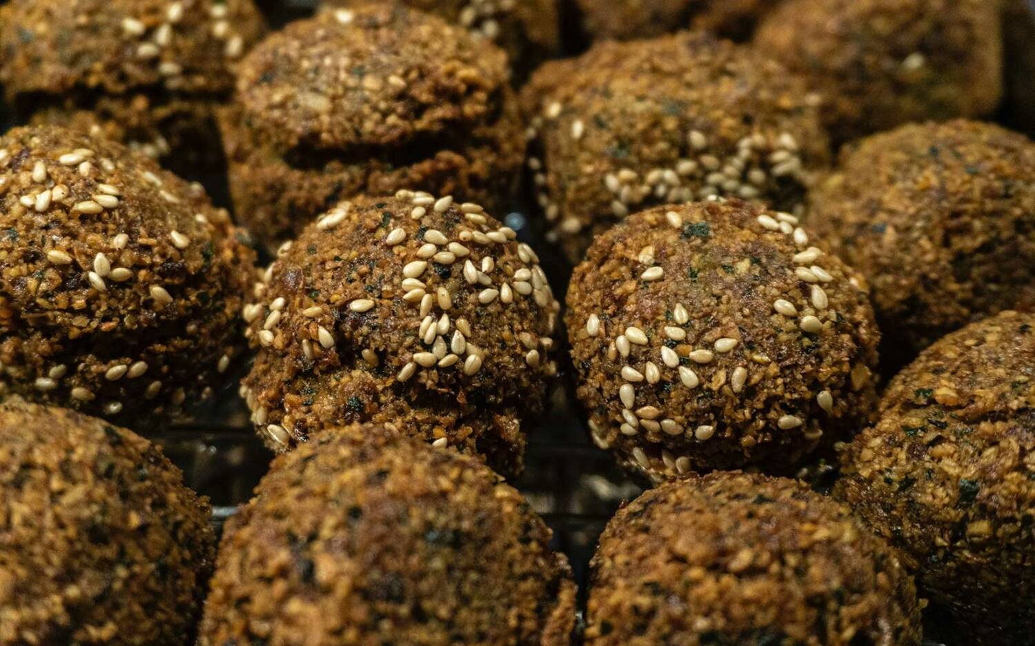 Die Falafel auf Blumenkohlbasis sind im Peacetanbul in Winterhude genauso, wie es sich gehört: außen knackig, innen fluffig / ©Peacetanbul