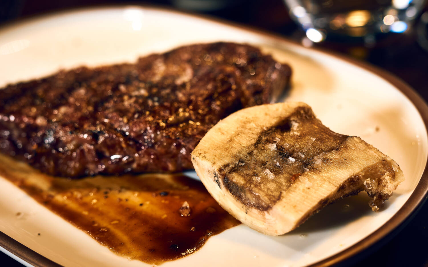 Edle Fleischdelikatessen gibt es im Entre Nous: saftiges Steak mit ausgefallenen Beilagen / ©Marc Sill