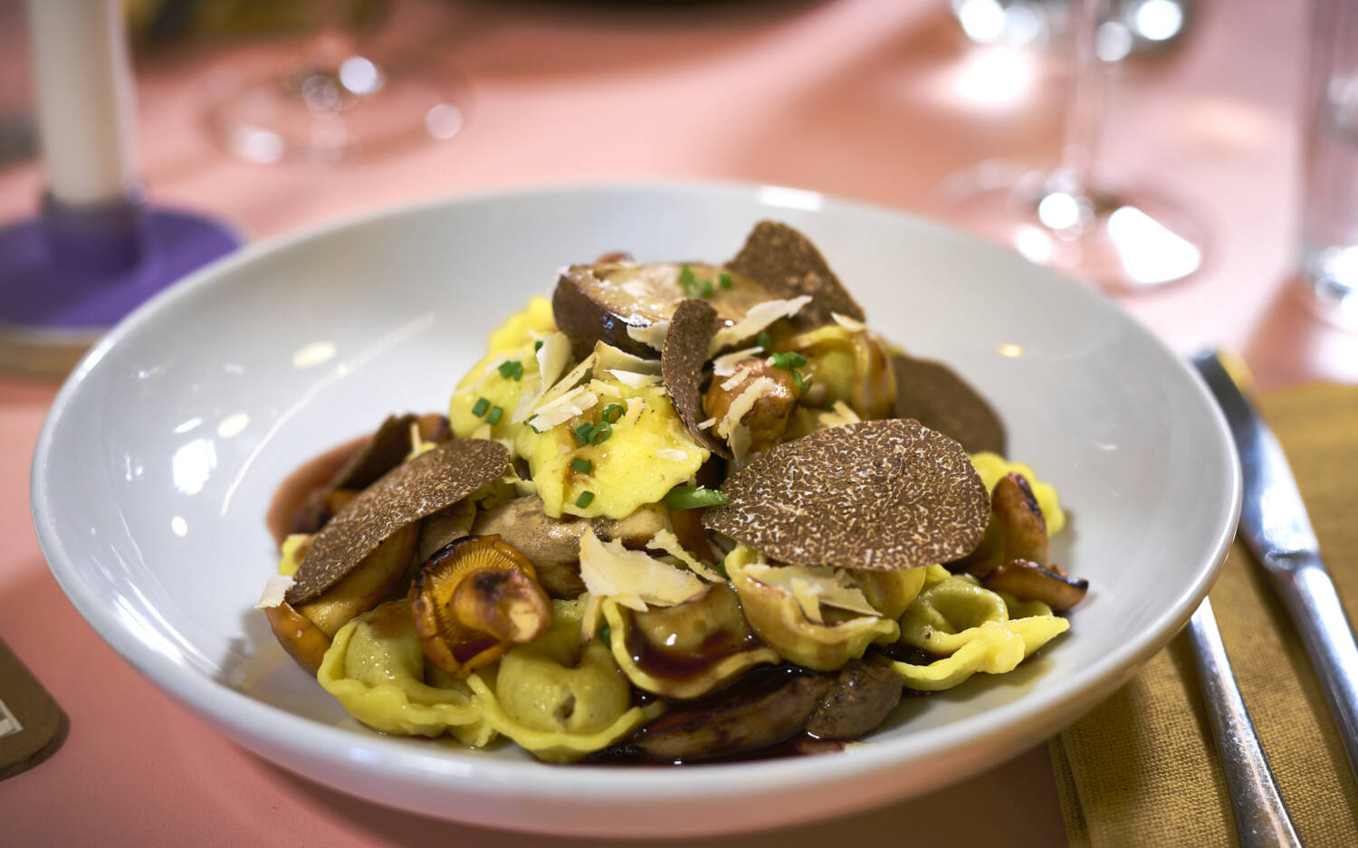 Ein luxuriöses Geschmackserlebnis: Zarte Ravioli mit feinstem Trüffel / ©Marc Sill