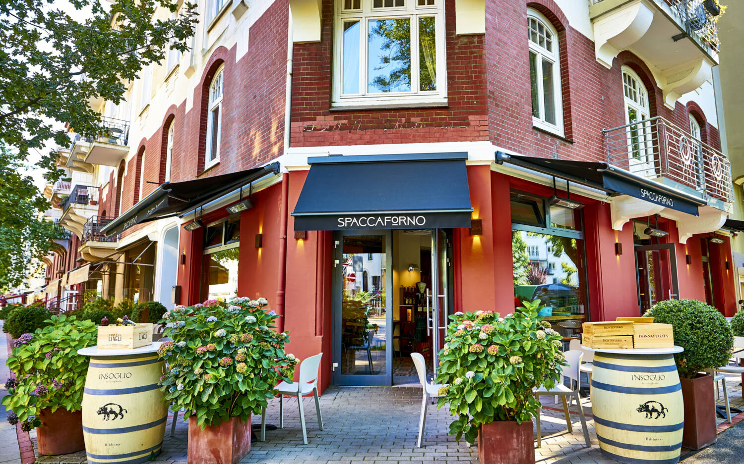 Ein bisschen wie auf einer Piazza: der Außenbereich des Spaccaforno am Poelchaukamp / ©Marc Sill