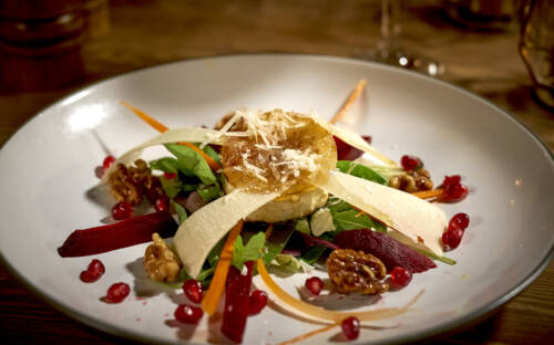 Ein schön angerichteter Salat mit karamellisiertem Ziegenkäse und Parmesan lädt im Scottys zur Vorspeise ein / ©Marc Sill