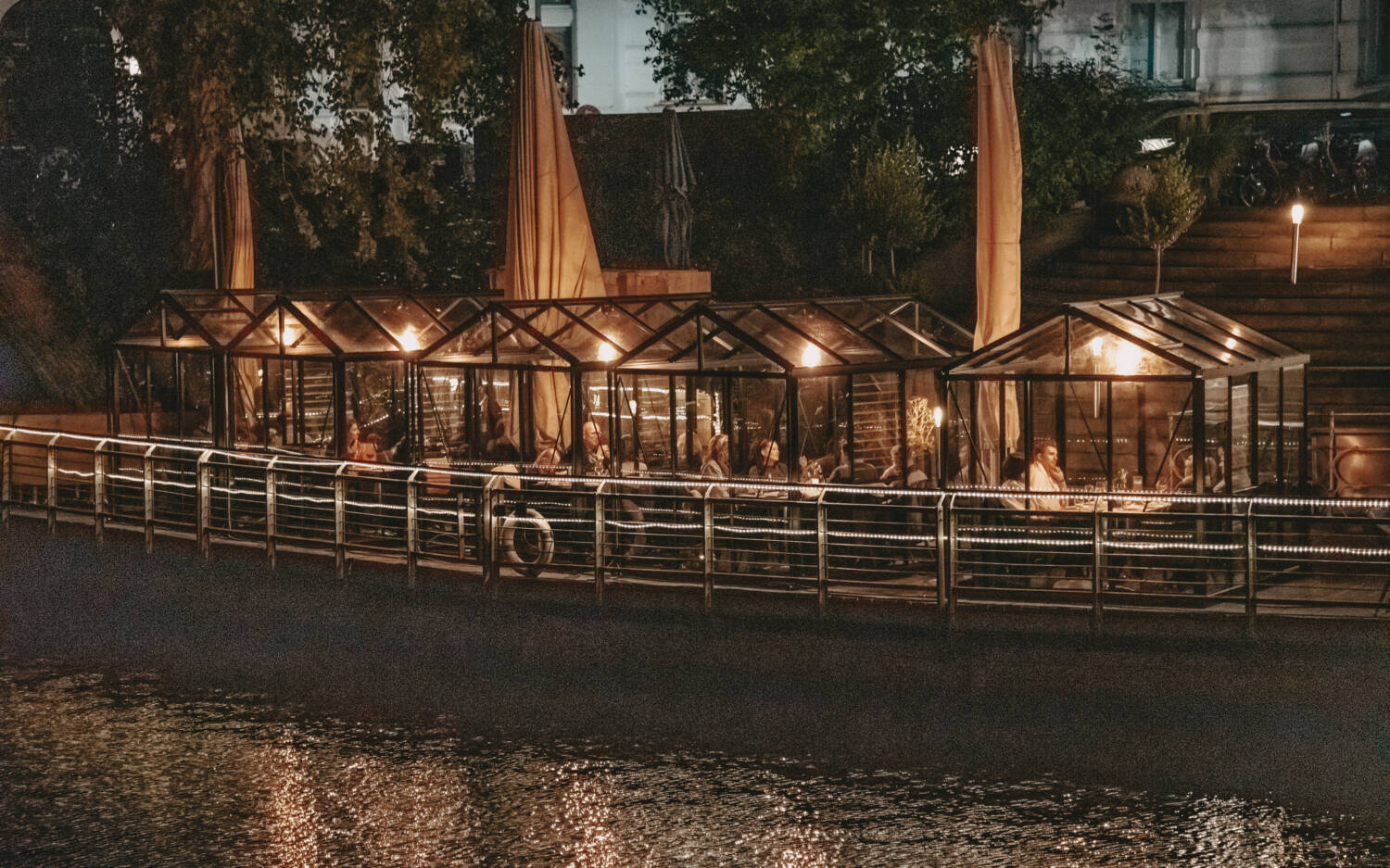 Ein wahres Highlight:  Glaspavillons auf der Außenterrasse / ©Marc Sill