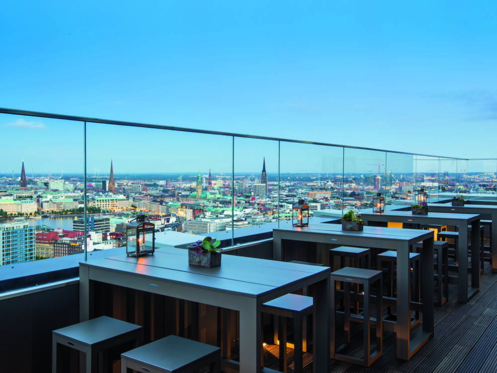 Eine atemberaubende Aussicht aus dem Twosix über Hamburg und dabei die perfekten Drinks und Foods genießen / ©Hamza