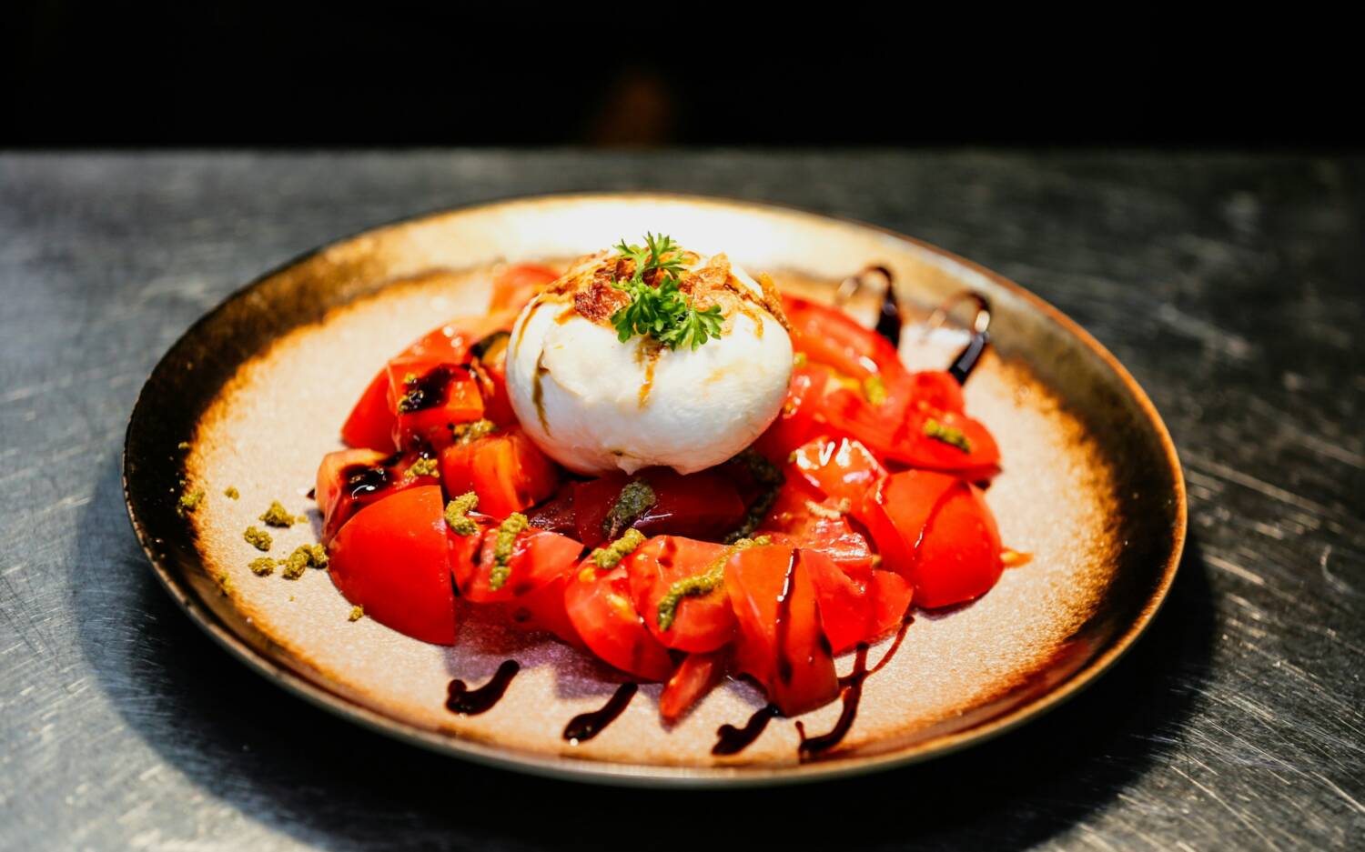 Eine köstliche vegetarische Vorspeise: Tomaten mit Burrata / ©Unspalsh/ Paras Kapoor