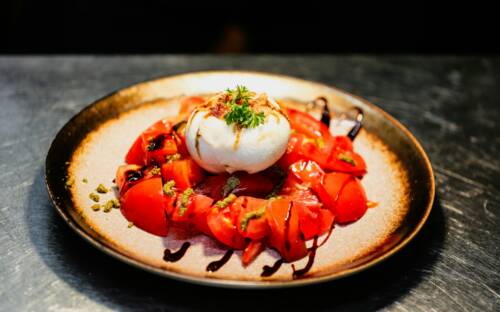 Eine köstliche vegetarische Vorspeise: Tomaten mit Burrata / ©Unspalsh/ Paras Kapoor
