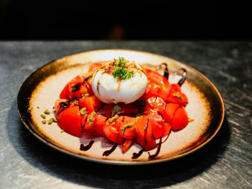 Eine köstliche vegetarische Vorspeise: Tomaten mit Burrata / ©Unspalsh/ Paras Kapoor
