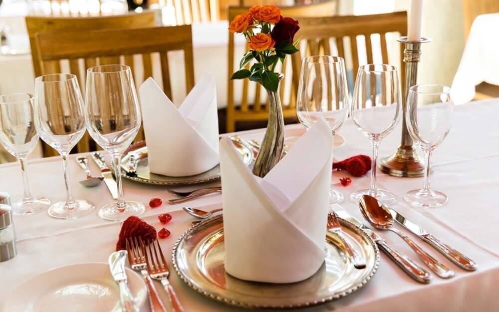 Im Restaurant Scharf in Harburg erwartet Gäste ein romantisches Candlelight-Dinner auf weißen Tischdecken /© Restaurant Scharf