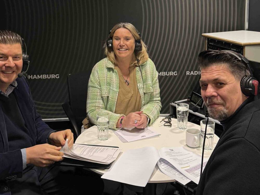 Finanzsenator Dr. Andreas Dressel  spricht im Podcast mit Tanya Kumst und Tim Mälzer / ©Genuss-Guide