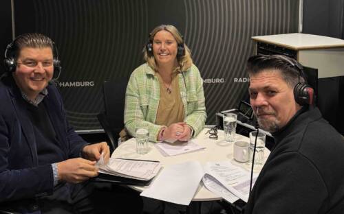 Finanzsenator Dr. Andreas Dressel  spricht im Podcast mit Tanya Kumst und Tim Mälzer / ©Genuss-Guide