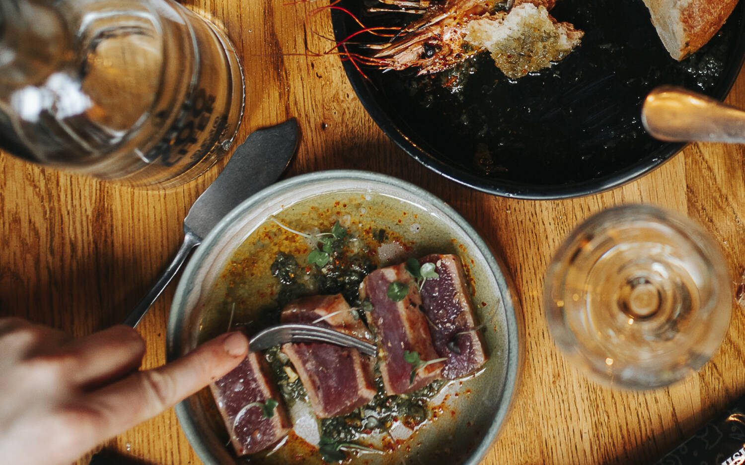 Fisch essen mal anders in der HafenCity: Gäste suchen sich ihr Exemplar selbst an der Frischetheke aus ©Pesca