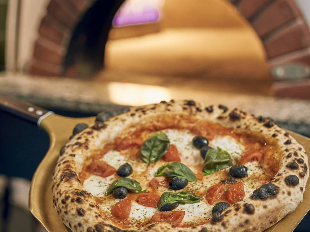 Frisch, knusprig, mediterran: Pizza mit Oliven, Mozzarella und Tomaten / ©Marc Sill