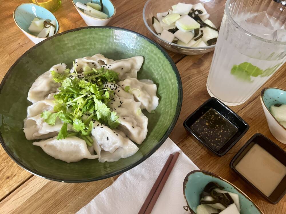 Frisch eröffnet und schon Kult: Dumplings, duftender Koriander, schwarzer Sesam und ein unschlagbarer Chili-Dip dazu / ©Alice von der Laden