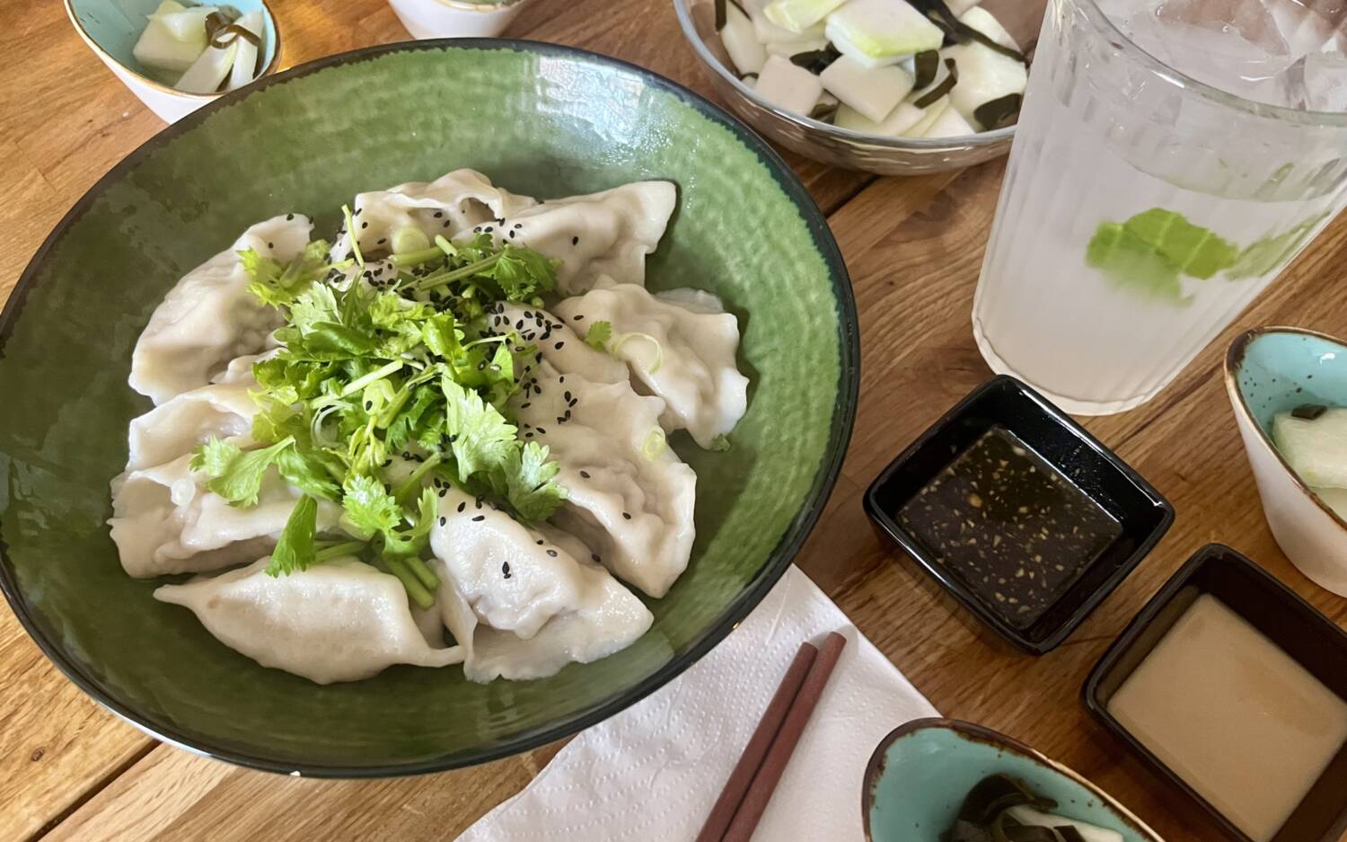 Frisch eröffnet und schon Kult: Dumplings, duftender Koriander, schwarzer Sesam und ein unschlagbarer Chili-Dip dazu / ©Alice von der Laden