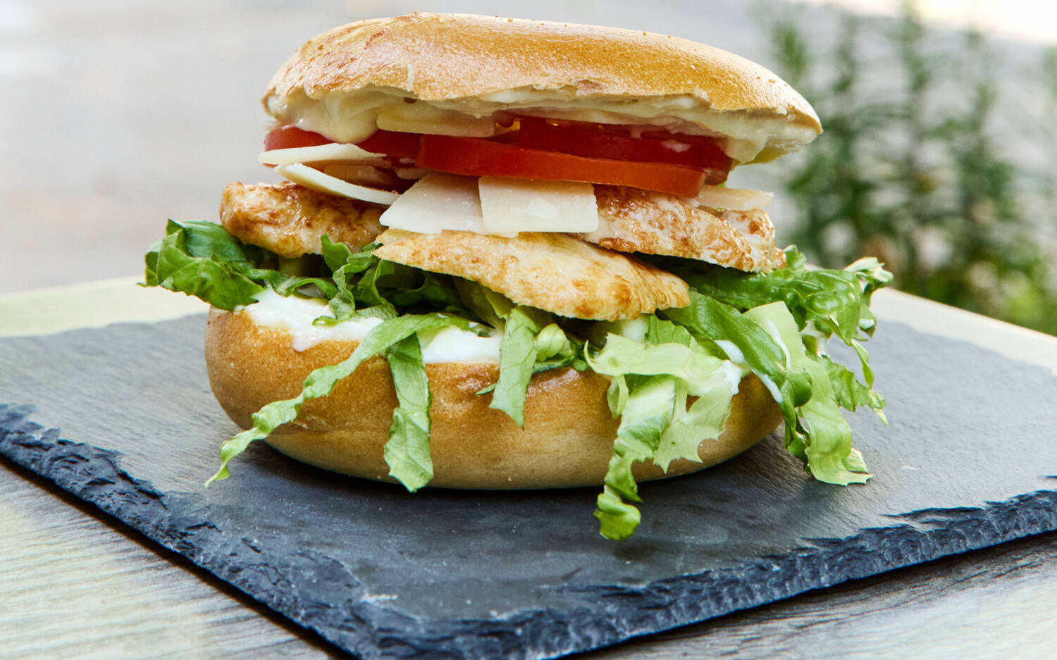 Frisches Gemüse und würzige Hähnchenbrust kommen bei Carlos Coffee zwischen die Bagelhälften / ©Carlos Coffee