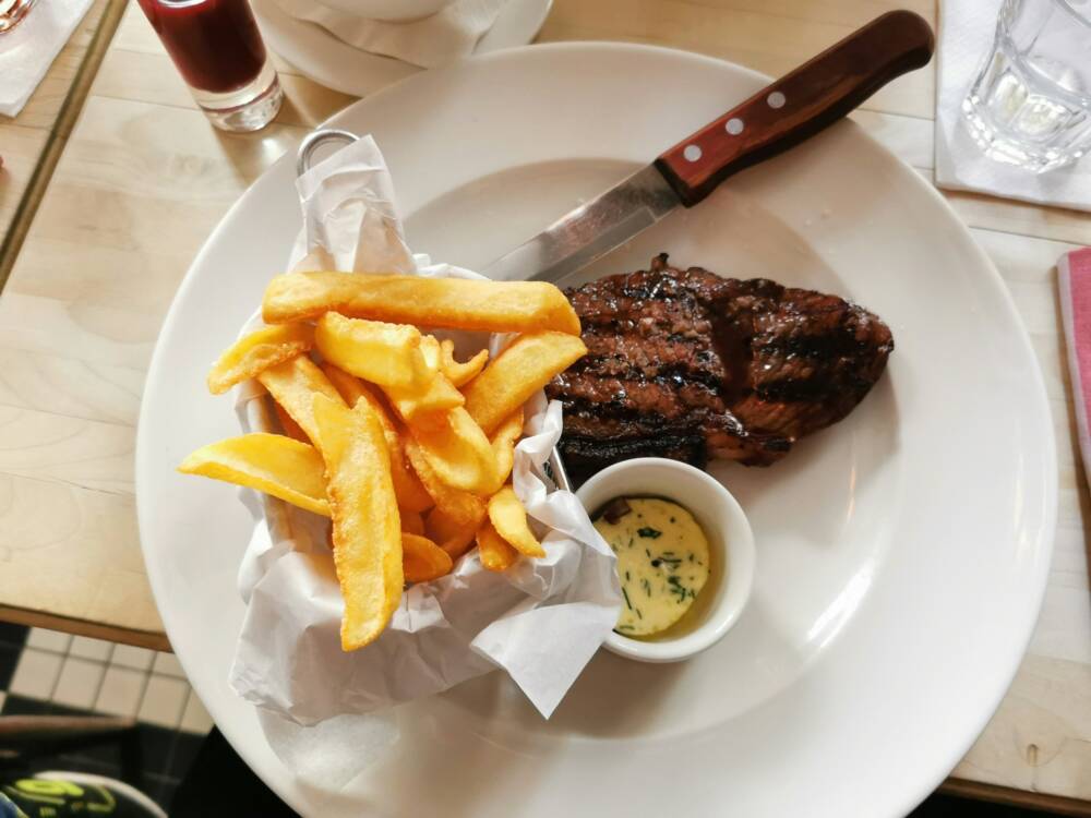 Fritten und Steak: Eigentlich ein bewährter Klassiker in der Country Kitchen in Groß Flottbek / ©Unsplash/nessip