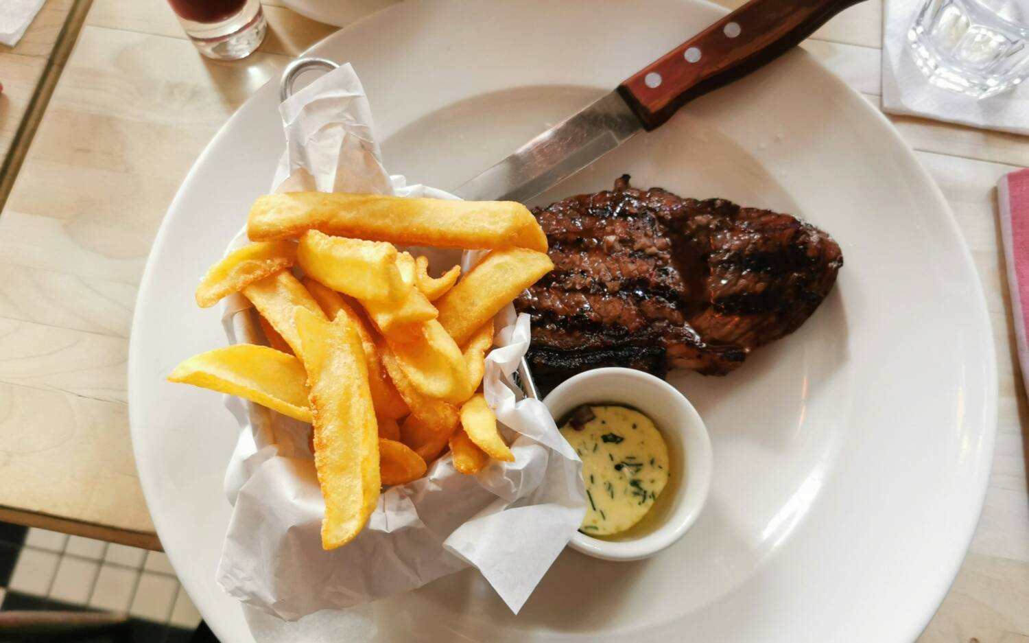 Fritten und Steak: Eigentlich ein bewährter Klassiker in der Country Kitchen in Groß Flottbek / ©Unsplash/nessip