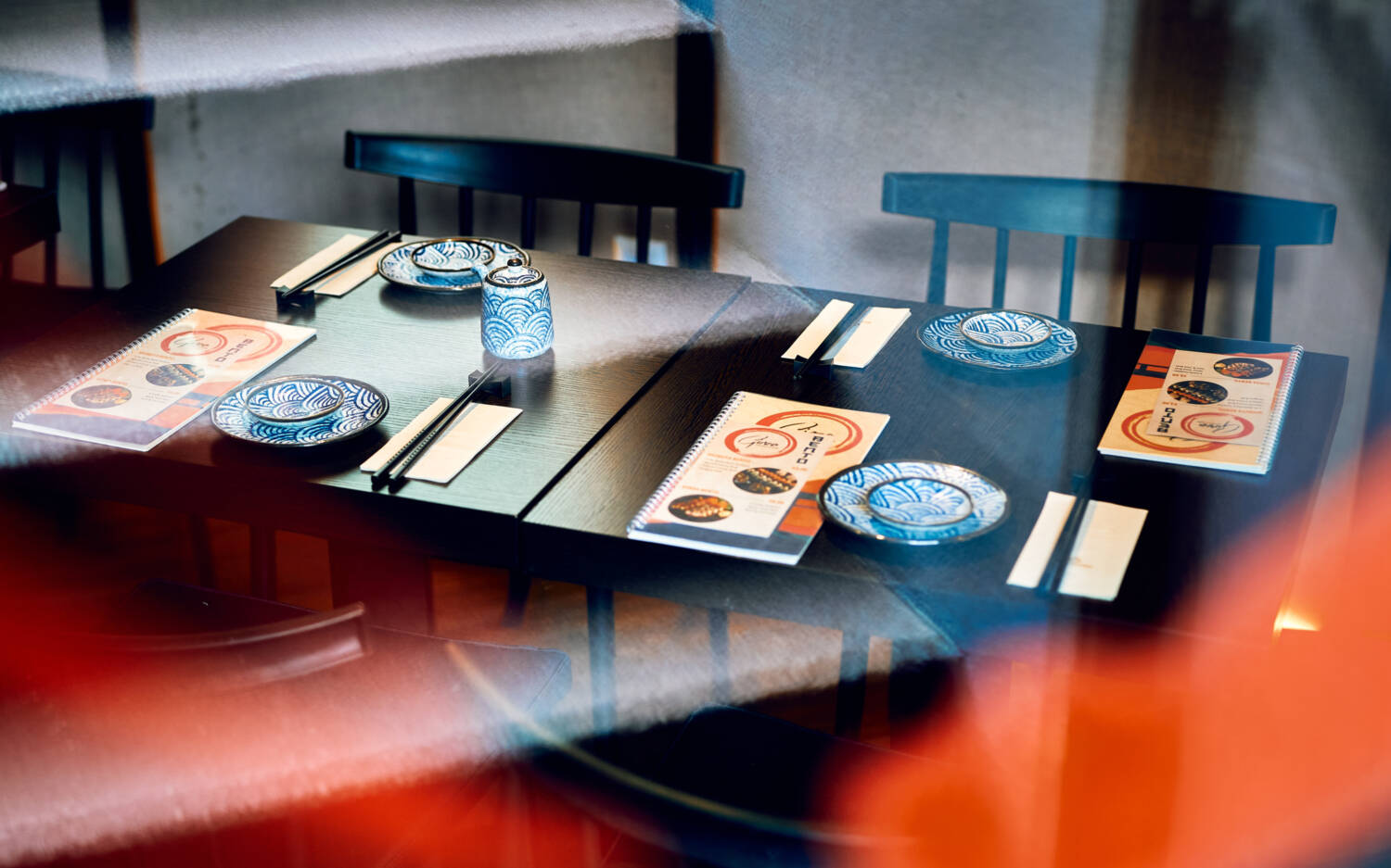 Gespeist wird im Restaurant Ginza Japanese Kitchen an dunklen Holztischen / ©Marc Sill