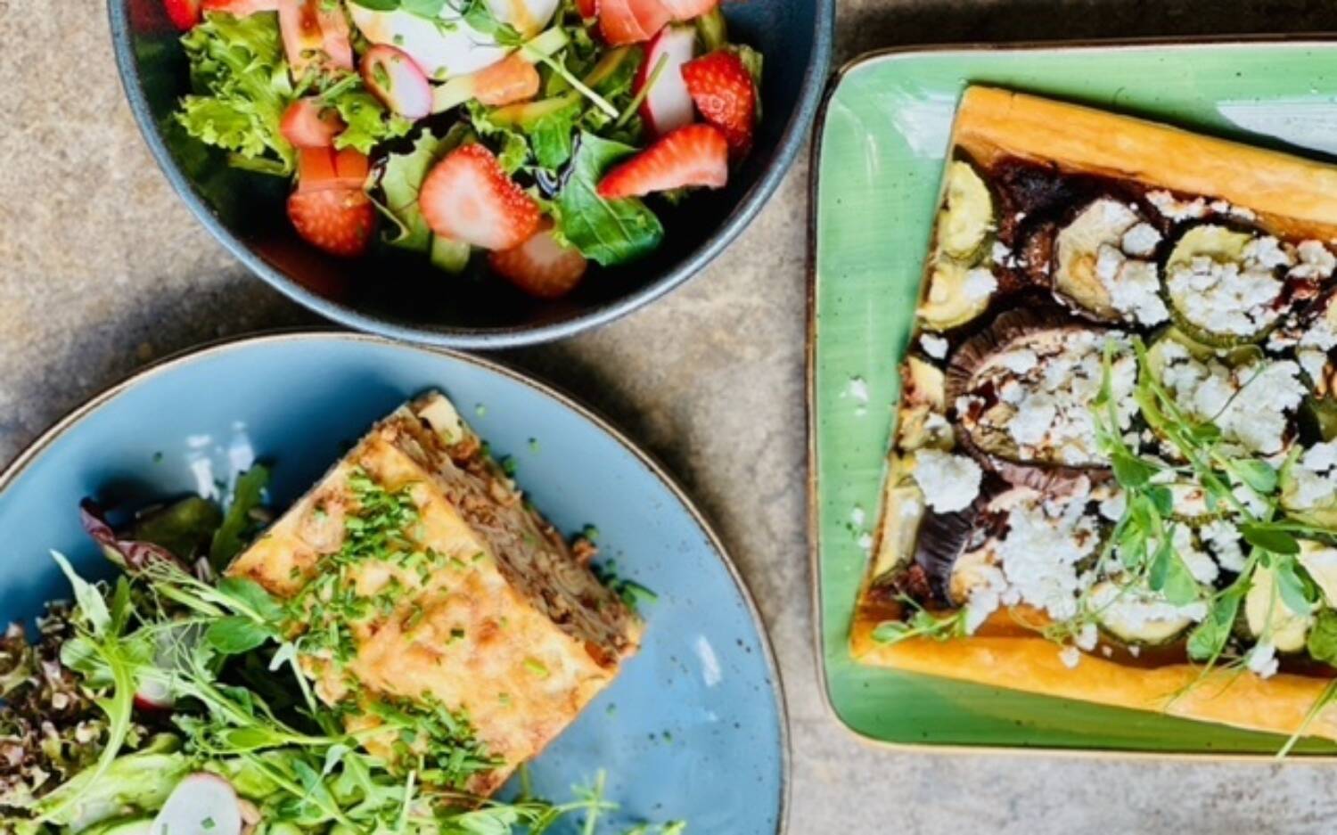 Hier kommen auch mal frische Varianten auf die Teller, wie Salat mit süßen Erdbeeren / ©Nicole Conrad