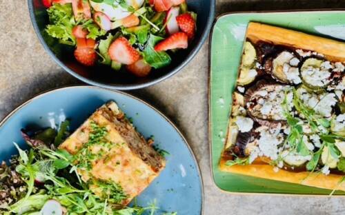 Hier kommen auch mal frische Varianten auf die Teller, wie Salat mit süßen Erdbeeren / ©Nicole Conrad