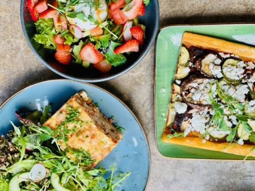 Hier kommen auch mal frische Varianten auf die Teller, wie Salat mit süßen Erdbeeren / ©Nicole Conrad