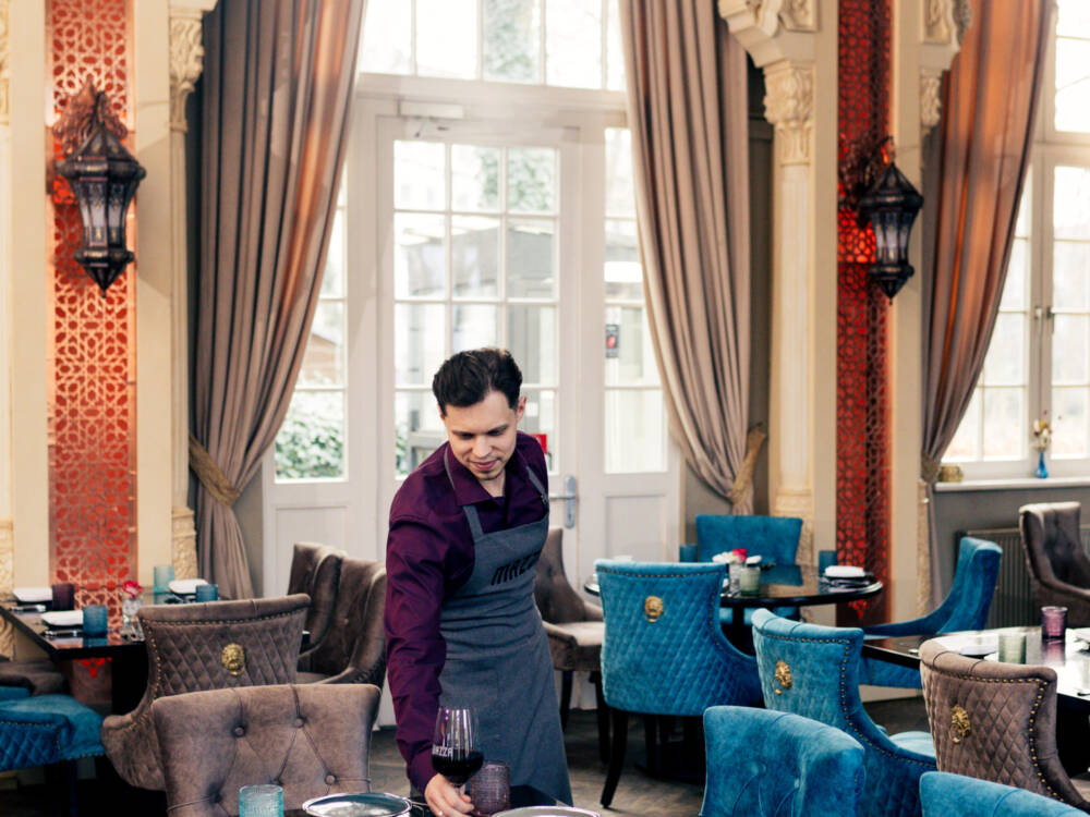 Hohe Decken, Stuck, tolle Lampen und elegante Einrichutung: Das Mazza beeindruckt allein schon wegen seiner Location / ©Mazza 