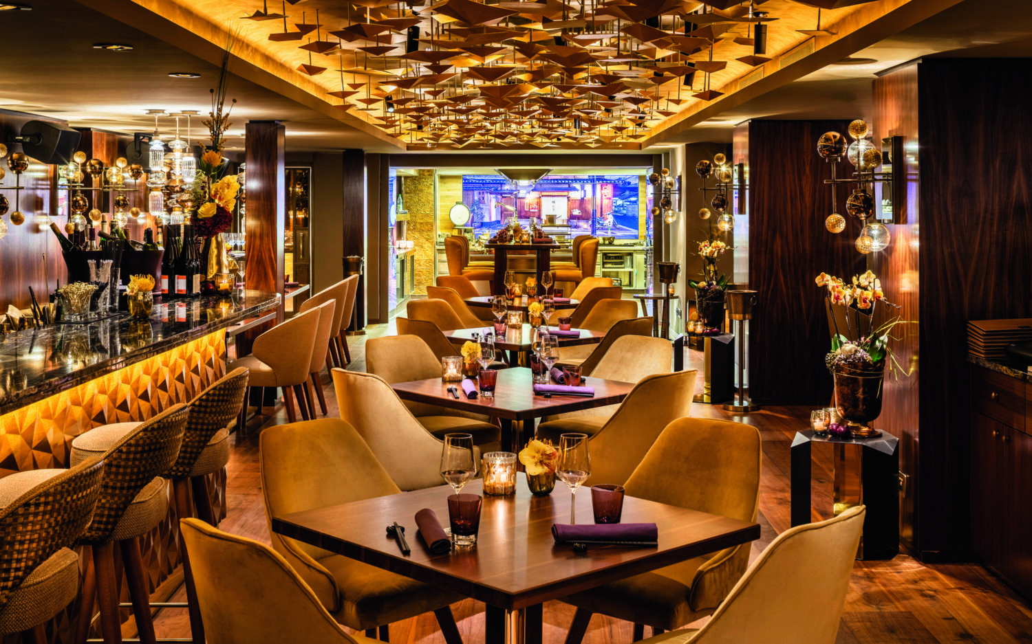 Im Bauch des Vier Jahreszeiten speist man im Nikkei Nine mit Blick auf die hell erleuchtete Küche / ©Marc Sill