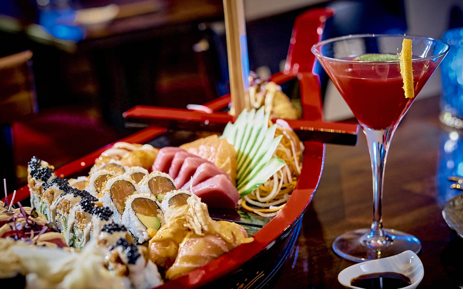 Im Eppendorfer RAW Restaurant ist der Name Programm: Wenn man schon „RAW“ im Namen trägt, bleibt die Vermutung, dass es Speisen mit frischem, rohen Fisch gibt, nicht fern – und besser in Szene setzen als mit richtig gutem Sushi geht nicht! Das Sushi-Boot überzeugt voll und ganz! Wer sich den Bauch mit solch köstlichem Genuss vollschlagen will, ist hier genau richtig / ©Marc Sill