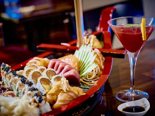 Im Eppendorfer RAW Restaurant ist der Name Programm: Wenn man schon „RAW“ im Namen trägt, bleibt die Vermutung, dass es Speisen mit frischem, rohen Fisch gibt, nicht fern – und besser in Szene setzen als mit richtig gutem Sushi geht nicht! Das Sushi-Boot überzeugt voll und ganz! Wer sich den Bauch mit solch köstlichem Genuss vollschlagen will, ist hier genau richtig / ©Marc Sill