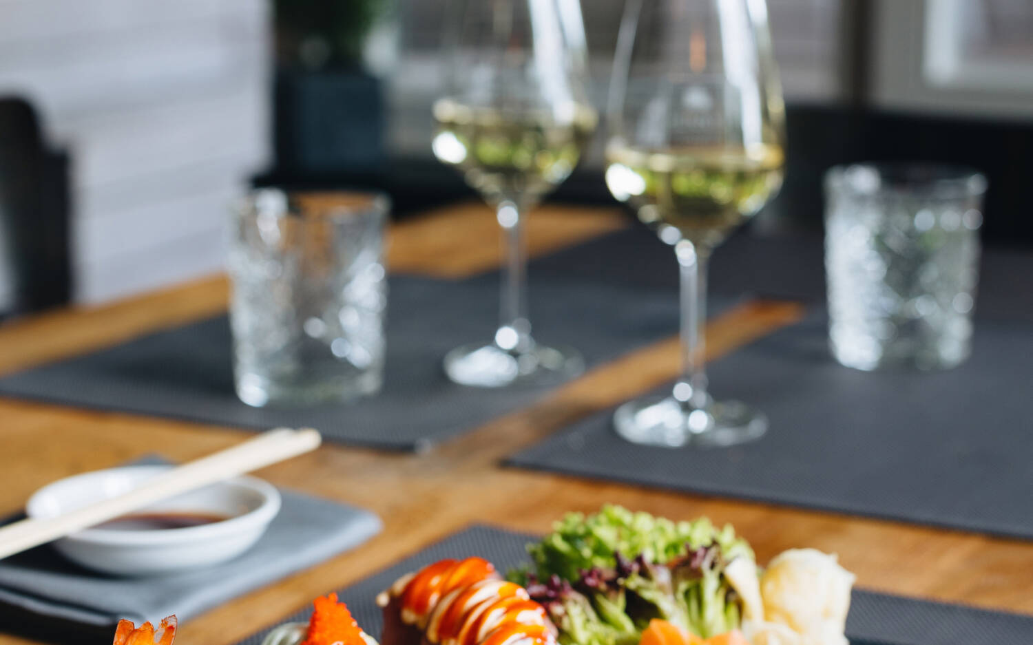 Im Henny’s werden den Gästen bunte und kreative Sushirollen aufgetischt / ©Marc Sill