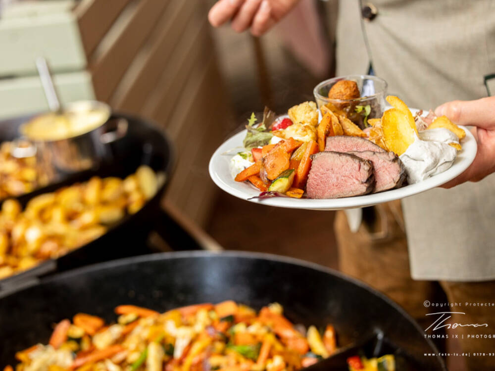 Im Landgasthof zur Eiche  packt man sich gerne die Teller voll –  alles ist so lecker, dass man nichts missen möchte / ©Thomas IX/Zur Eiche