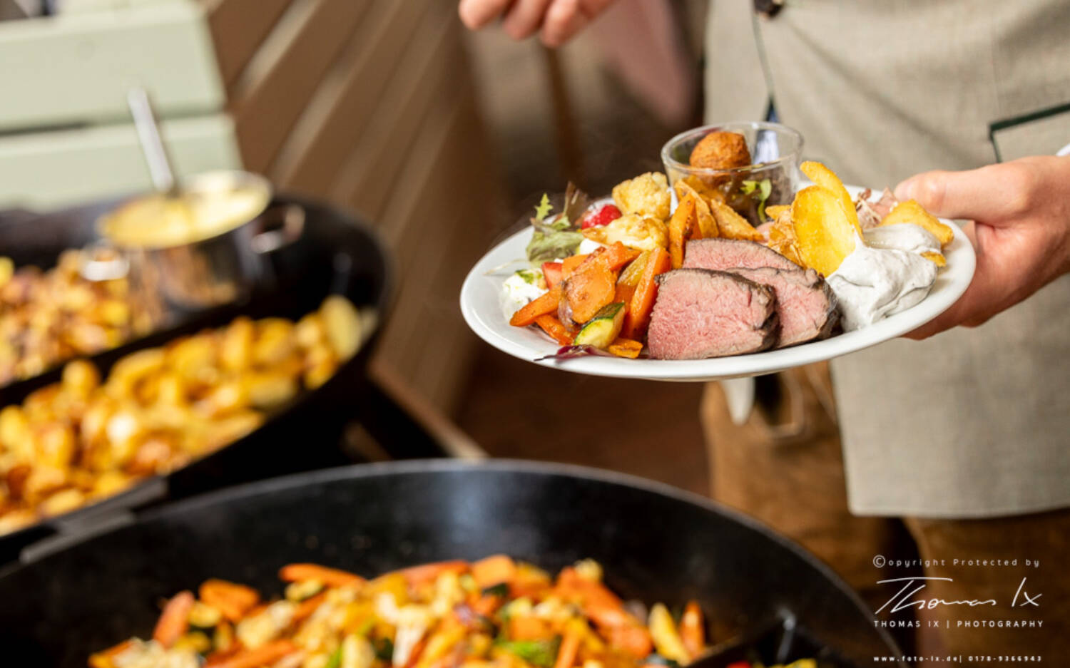 Im Landgasthof zur Eiche  packt man sich gerne die Teller voll –  alles ist so lecker, dass man nichts missen möchte / ©Thomas IX/Zur Eiche