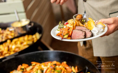 Im Landgasthof zur Eiche  packt man sich gerne die Teller voll –  alles ist so lecker, dass man nichts missen möchte / ©Thomas IX/Zur Eiche