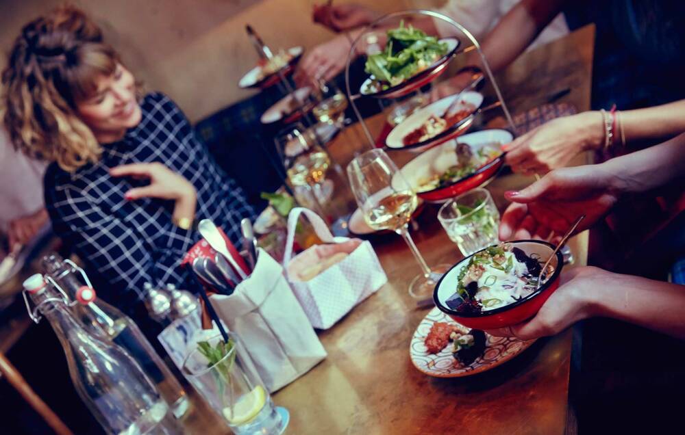 Im Neni im 25hours Hotel Altes Hafenamt treffen ostmediterrane Gerichte auf norddeutsche Küche / ©Neni